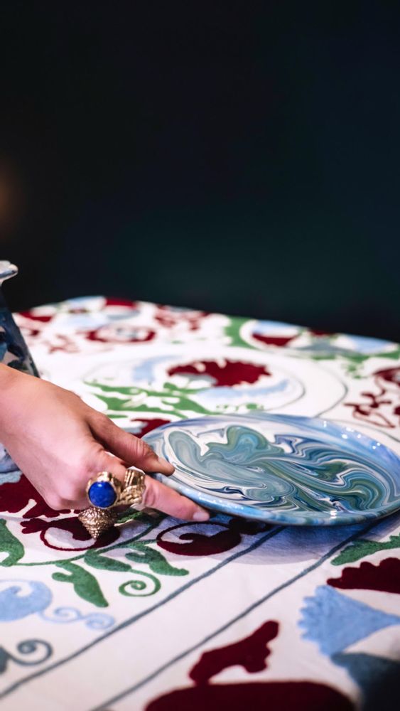 Assiettes de réception - Assiette de présentation TURQUOISE ET VERTE Chahut ABSINTHE - IOM INES-OLYMPE MERCADAL