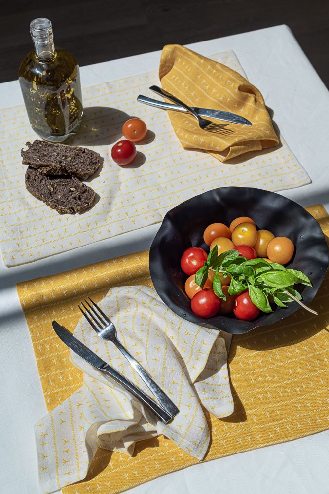 Table linen - Set de table (par 2) 100% lin - encadré 35x50 - Motif ARRASTA PÉ couleur jaune ABACAXI - SABIÁ DESIGN