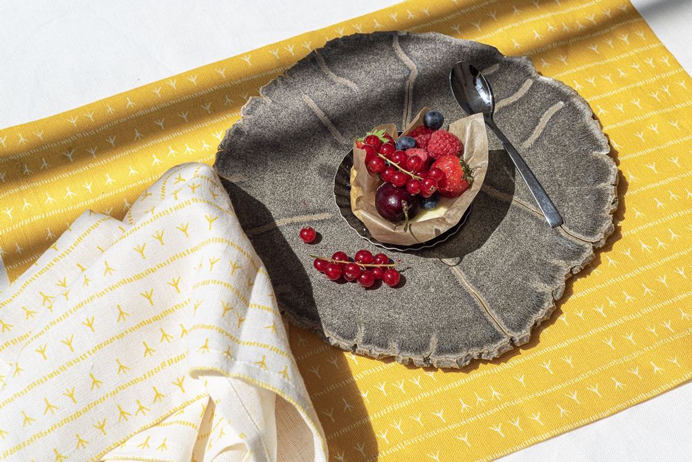 Table linen - Set de table (par 2) 100% lin - encadré 35x50 - Motif ARRASTA PÉ couleur jaune ABACAXI - SABIÁ DESIGN