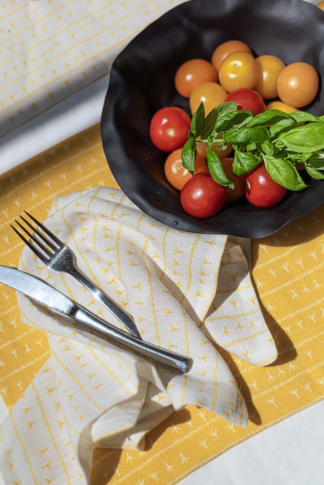 Table linen - Set de table (par 2) 100% lin - encadré 35x50 - Motif ARRASTA PÉ couleur jaune ABACAXI - SABIÁ DESIGN