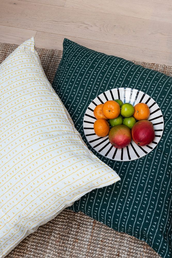 Coussins textile - Housse de coussin 100% lin 80x80cm Motif ARRASTA PÉ couleur vert AMAZÔNIA - SABIÁ DESIGN