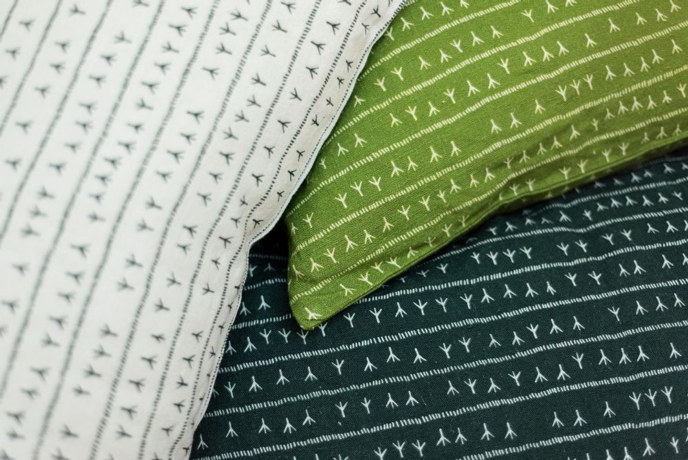 Coussins textile - Housse de coussin 100% lin 80x80cm Motif ARRASTA PÉ couleur vert AMAZÔNIA - SABIÁ DESIGN
