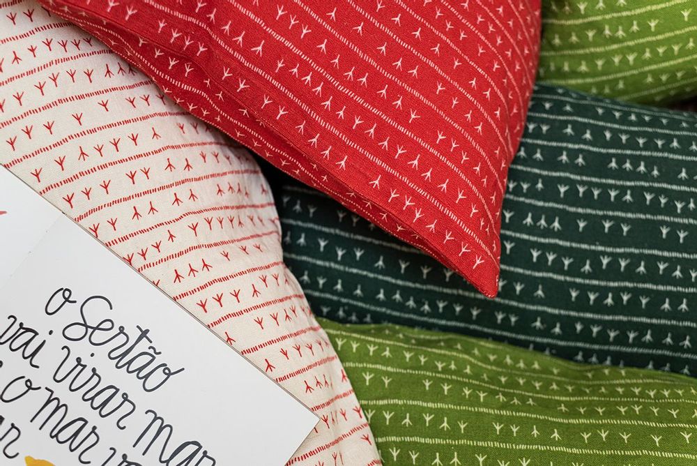 Coussins textile - Housse de coussin 100% lin 80x80cm Motif ARRASTA PÉ couleur vert AMAZÔNIA - SABIÁ DESIGN