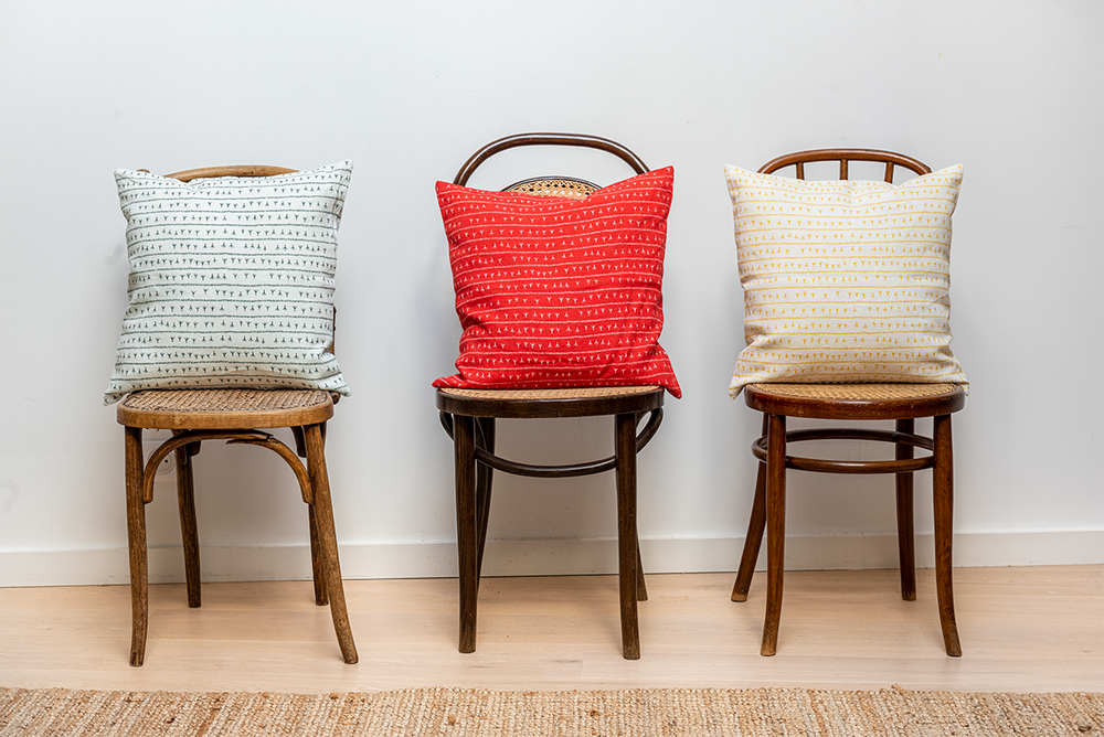 Fabric cushions - Housse de coussin 100% lin 45x45 - Motif ARRASTA PÉ couleur rouge TERRA - SABIÁ DESIGN