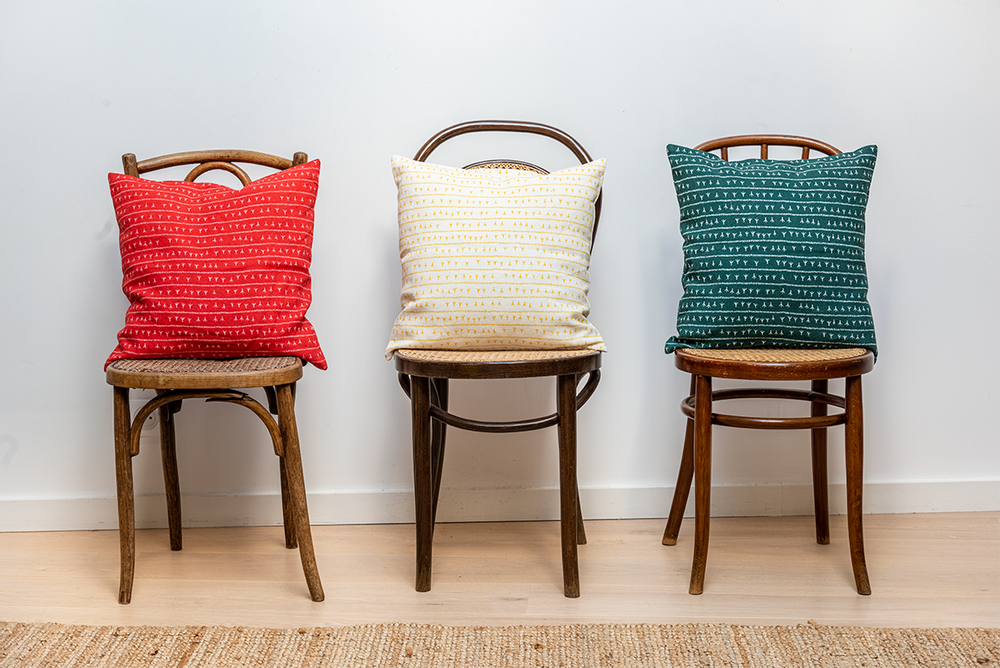Fabric cushions - Housse de coussin 100% lin 45x45 - Motif ARRASTA PÉ couleur rouge TERRA - SABIÁ DESIGN