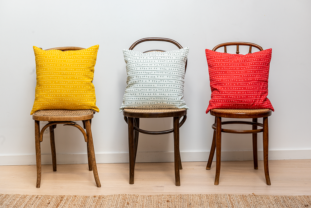 Fabric cushions - Housse de coussin 100% lin 45x45 - Motif ARRASTA PÉ couleur rouge TERRA - SABIÁ DESIGN