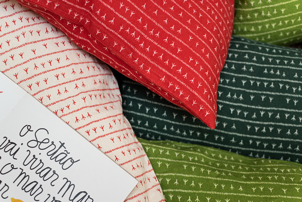 Fabric cushions - Housse de coussin 100% lin 45x45 - Motif ARRASTA PÉ couleur rouge TERRA - SABIÁ DESIGN
