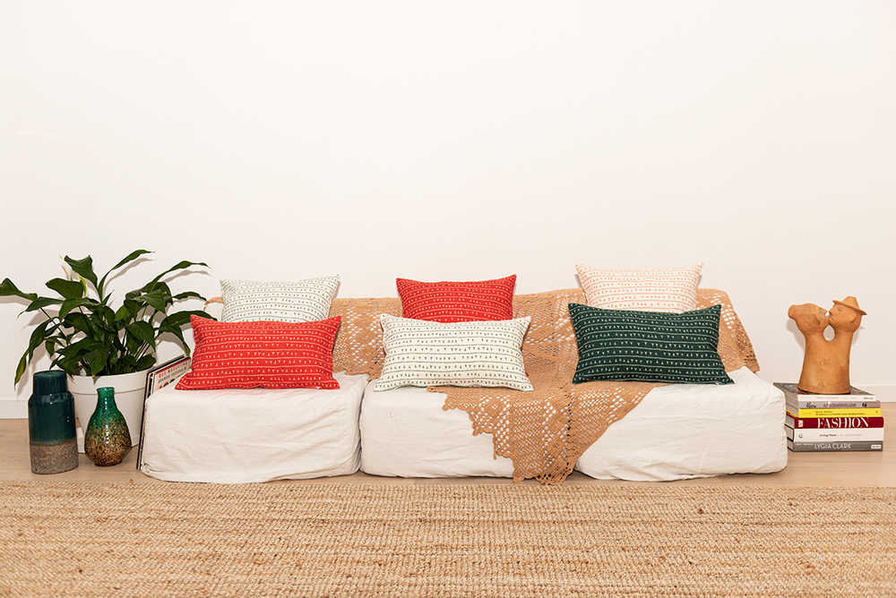 Fabric cushions - Housse de coussin 100% lin 45x45 - Motif ARRASTA PÉ couleur rouge TERRA - SABIÁ DESIGN