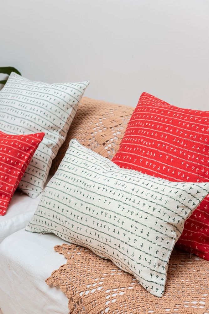 Fabric cushions - Housse de coussin 100% lin 45x45 - Motif ARRASTA PÉ couleur rouge TERRA - SABIÁ DESIGN