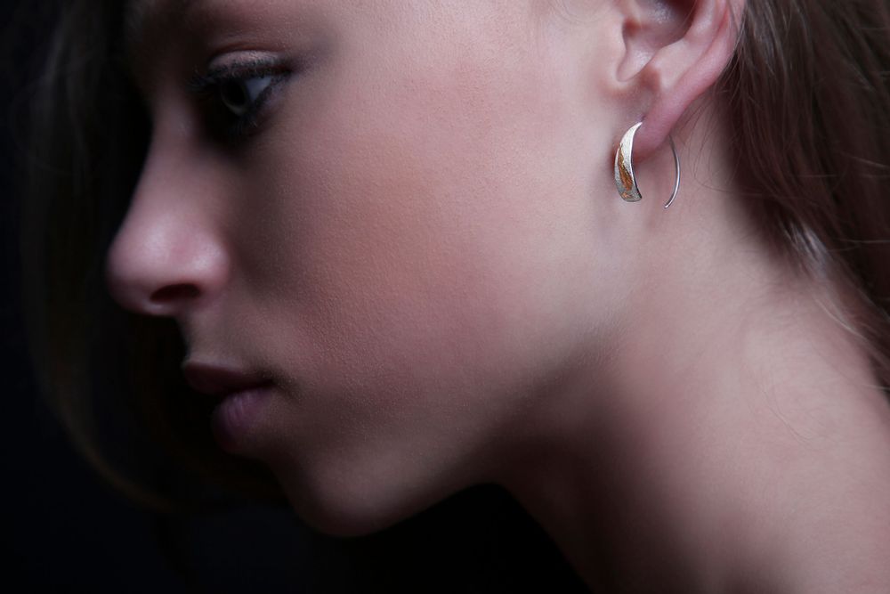 Orfèvrerie - Collection WHITE », boucles d'oreilles en forme de demi-cercle. Argent sterling et or - CHIARA DE FILIPPIS
