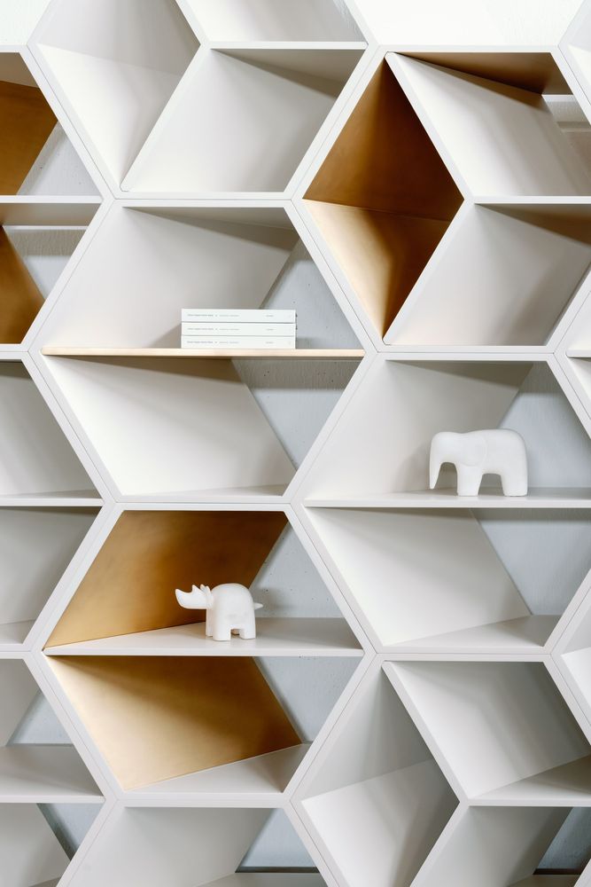 Bibliothèques - Bibliothèque Hobart Moderne, Beige et Bronze Doré, Fabriquée à la Main au Portugal par Greenapple - GREENAPPLE DESIGN INTERIORS