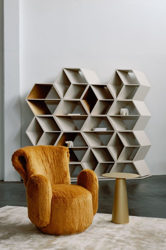 Bibliothèques - Bibliothèque Hobart Moderne, Beige et Bronze Doré, Fabriquée à la Main au Portugal par Greenapple - GREENAPPLE DESIGN INTERIORS