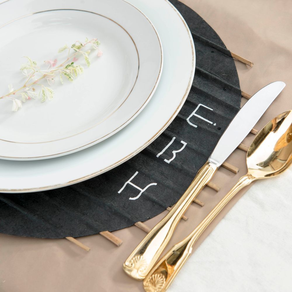 Papeterie - Sets de table en papier lavable (noir avec inscription Baybayin pour Eat) - INDIGENOUS