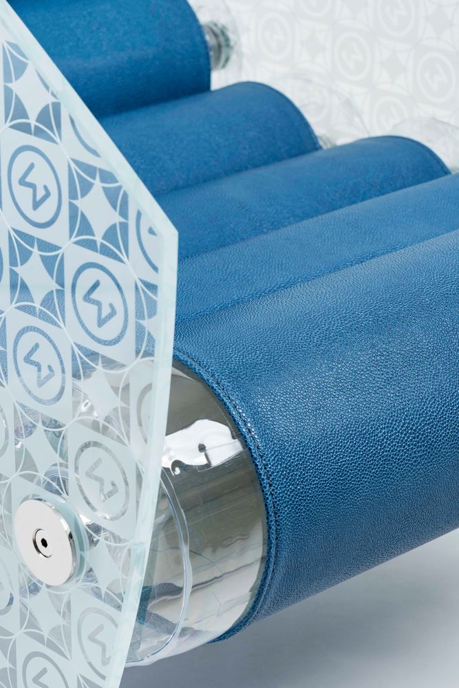Fauteuils - MW05 Édition Spécial PATTERNE|Fauteuil parois en verres sablées & fourreaux Soshagro bleus - MW Exclusive - KUUMO DESIGN