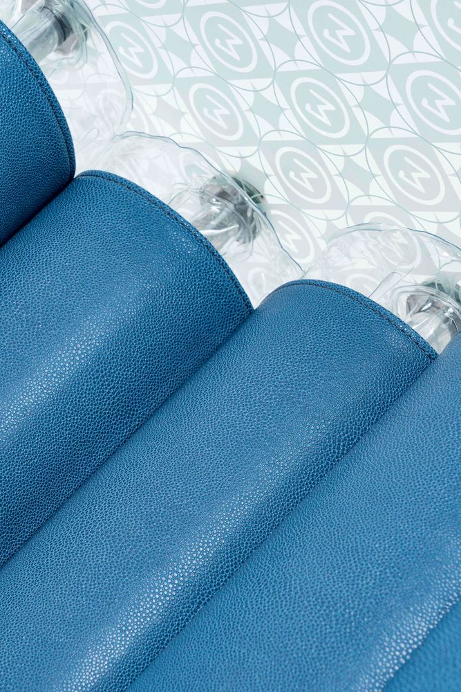 Fauteuils - MW05 Édition Spécial PATTERNE|Fauteuil parois en verres sablées & fourreaux Soshagro bleus - MW Exclusive - KUUMO DESIGN