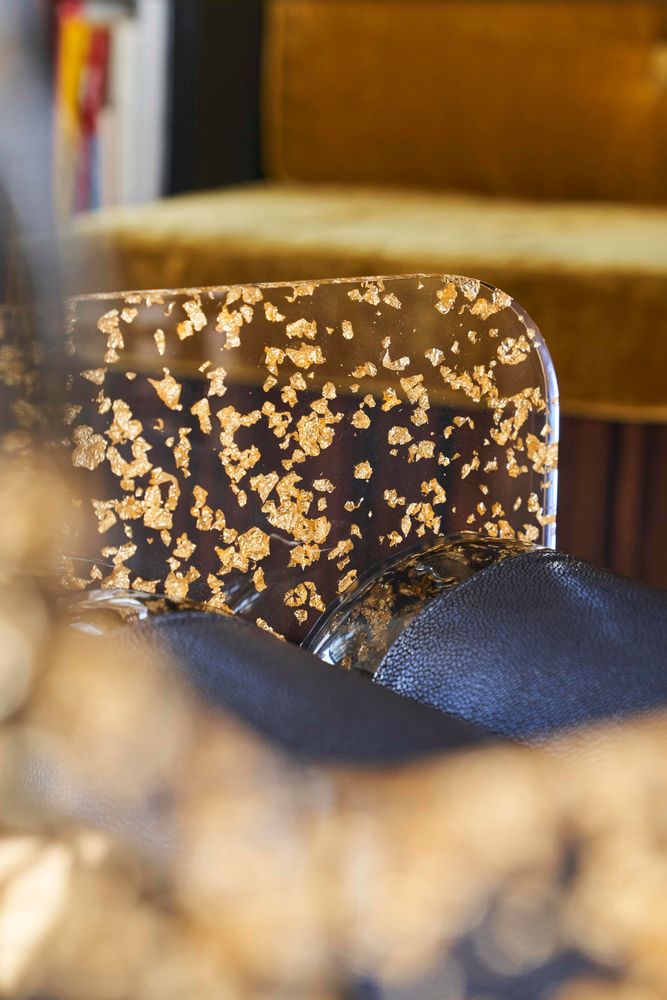 Chaises de jardin - MW04 Collection Couture| Chaise parois en PMMA incrustées de feuilles d'or & fourreaux Soshagro anthracites - MW Exclusive - MW DESIGNER FURNITURE