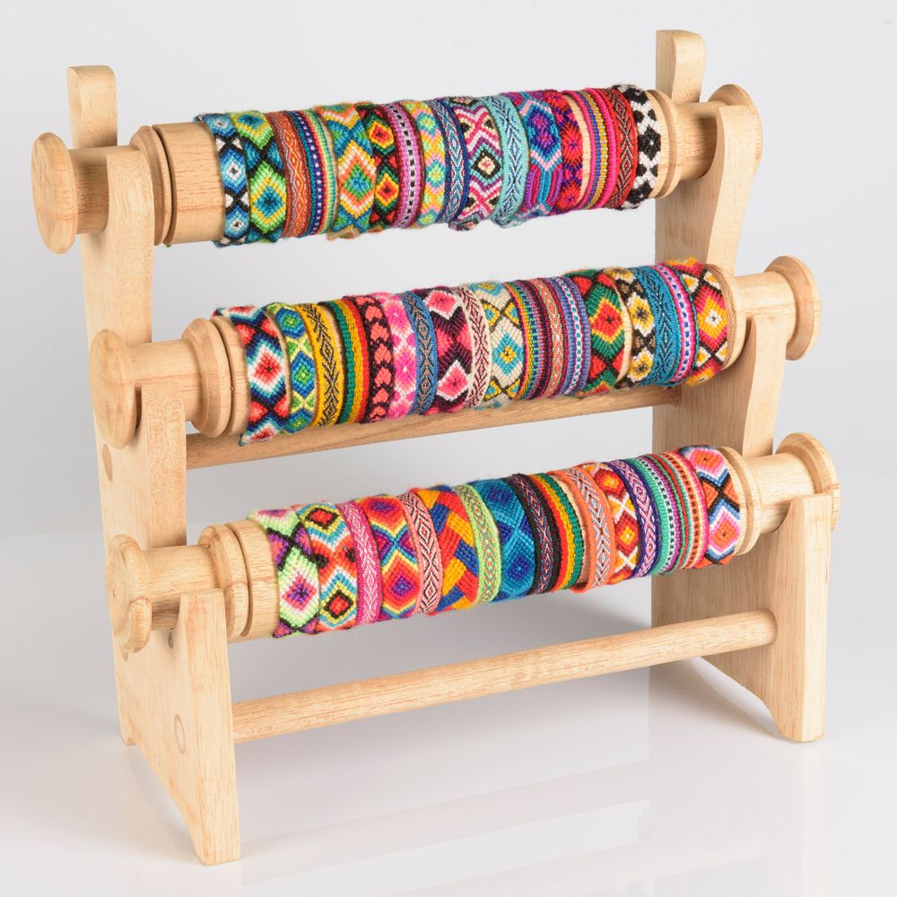 Bijoux - Pack : Lot de 50 Bracelets brésiliens variés + un présentoir en bois - HUAIRURO
