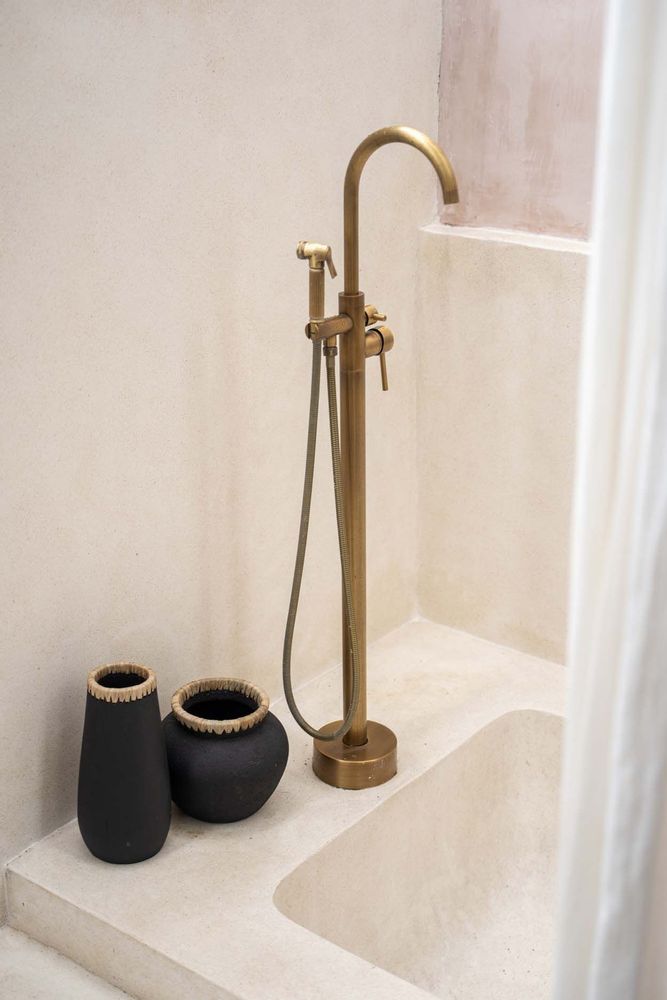 Vases - The Sneaky Vase - Black Natural - L - BAZAR BIZAR LIVING