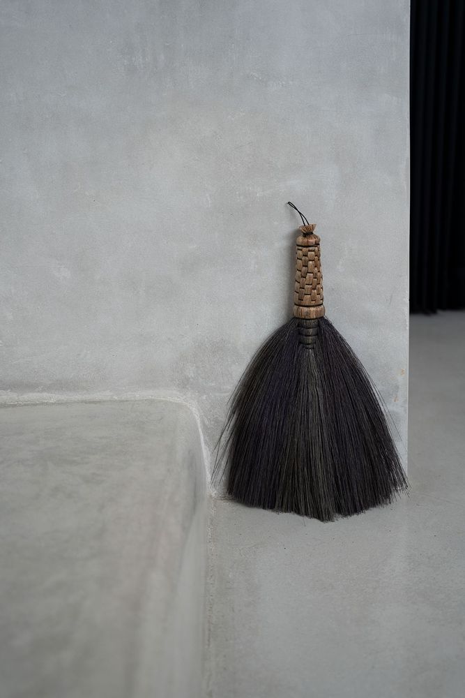 Decorative objects - The Sweeping Brush - Black - BAZAR BIZAR LIVING