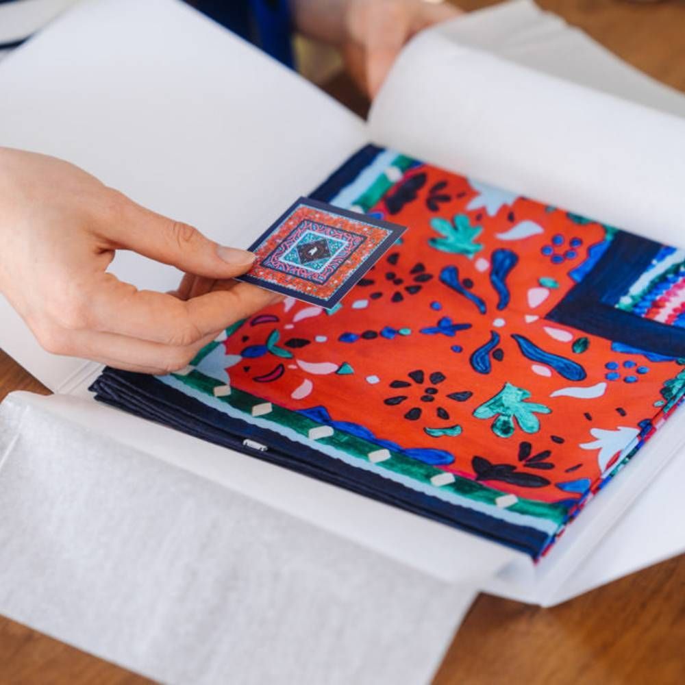 Foulards et écharpes - Grand carré de soie 90 x 90 cm - Pompon - soie française GOTS - OURSE BLANCHE