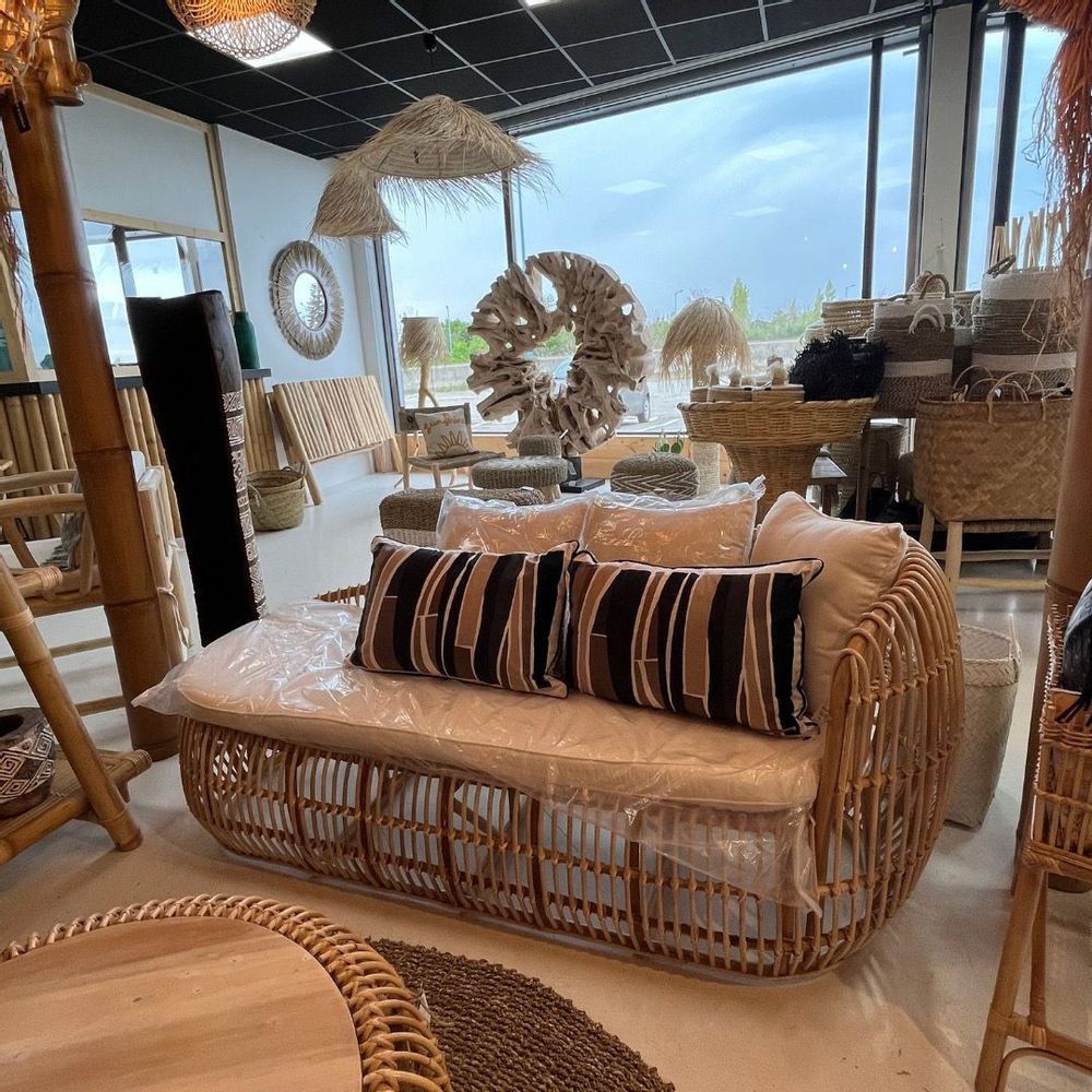 Canapés - LULLI - Banquette design en rotin avec 1 grand coussin et 3 petits coussins - HYDILE