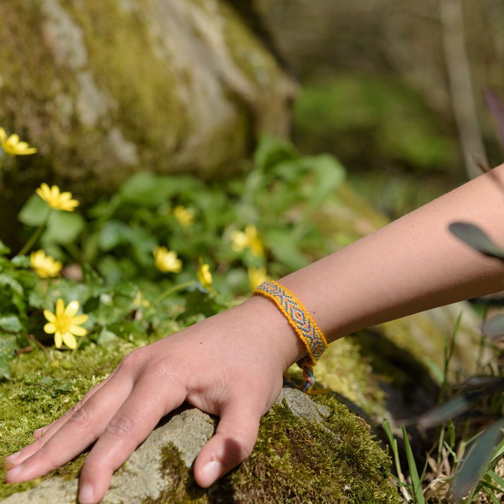 Bijoux - Pack : Lot de 50 Bracelets brésiliens variés + un présentoir en bois - HUAIRURO