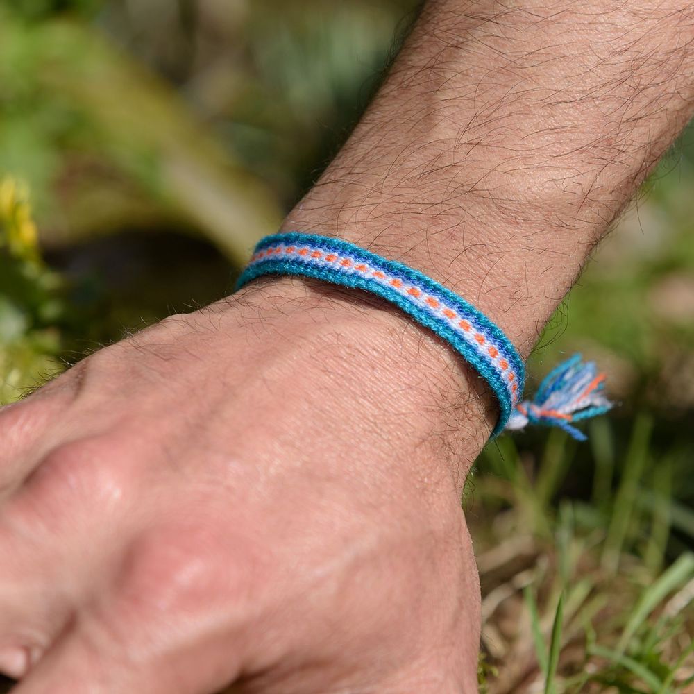 Bijoux - Pack : Lot de 50 Bracelets brésiliens variés + un présentoir en bois - HUAIRURO