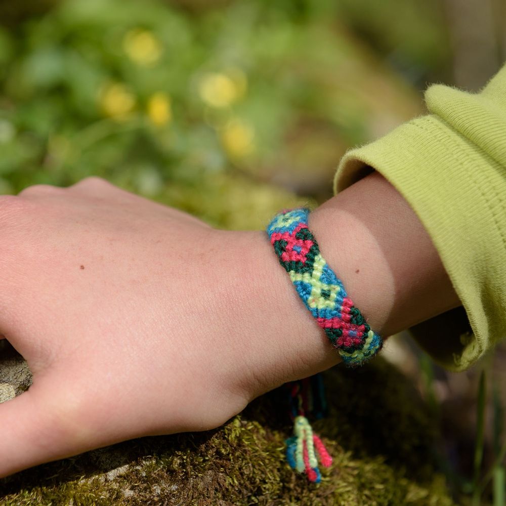 Bijoux - Pack : Lot de 50 Bracelets brésiliens variés + un présentoir en bois - HUAIRURO