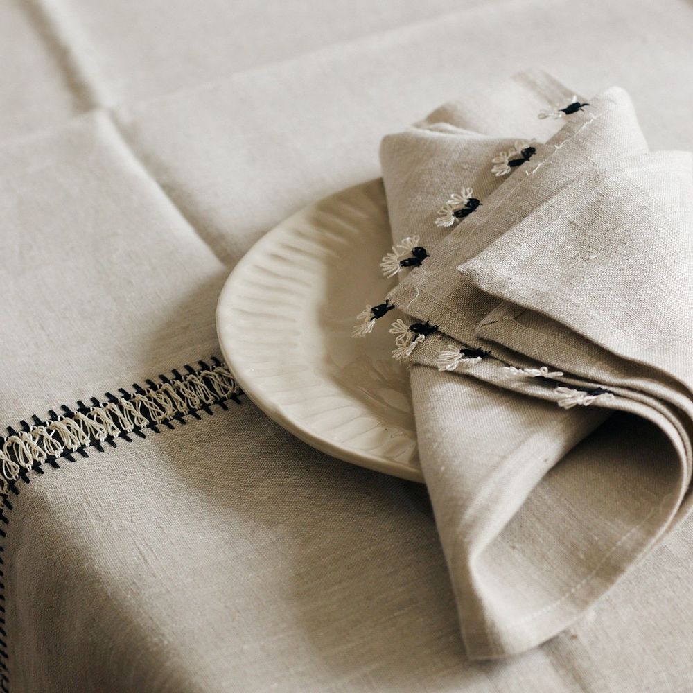 Table linen - TABLECLOTHE NAPKIN HAND EMBROIDERED - NADIA DAFRI PARIS