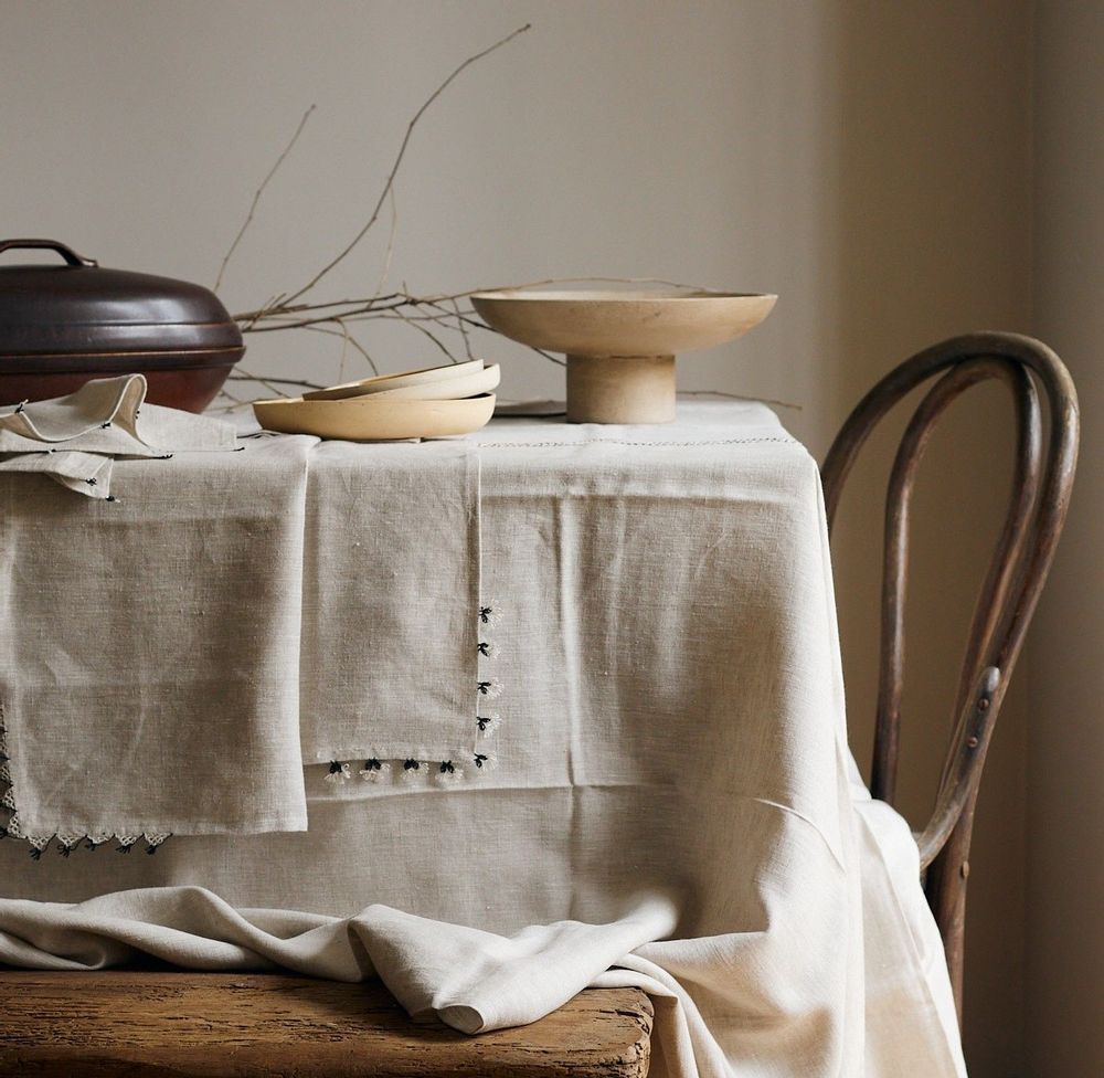 Table linen - TABLECLOTHE NAPKIN HAND EMBROIDERED - NADIA DAFRI PARIS