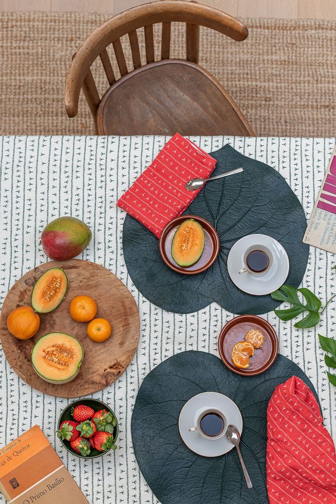 Table linen - Nappe de table 100% lin - Motif ARRASTA PÉ couleur Vert FOLHA - SABIÁ DESIGN