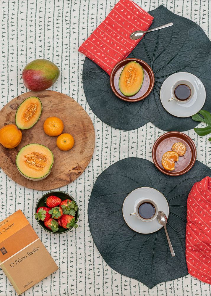 Table linen - Nappe de table 100% lin - Motif ARRASTA PÉ couleur Vert FOLHA - SABIÁ DESIGN