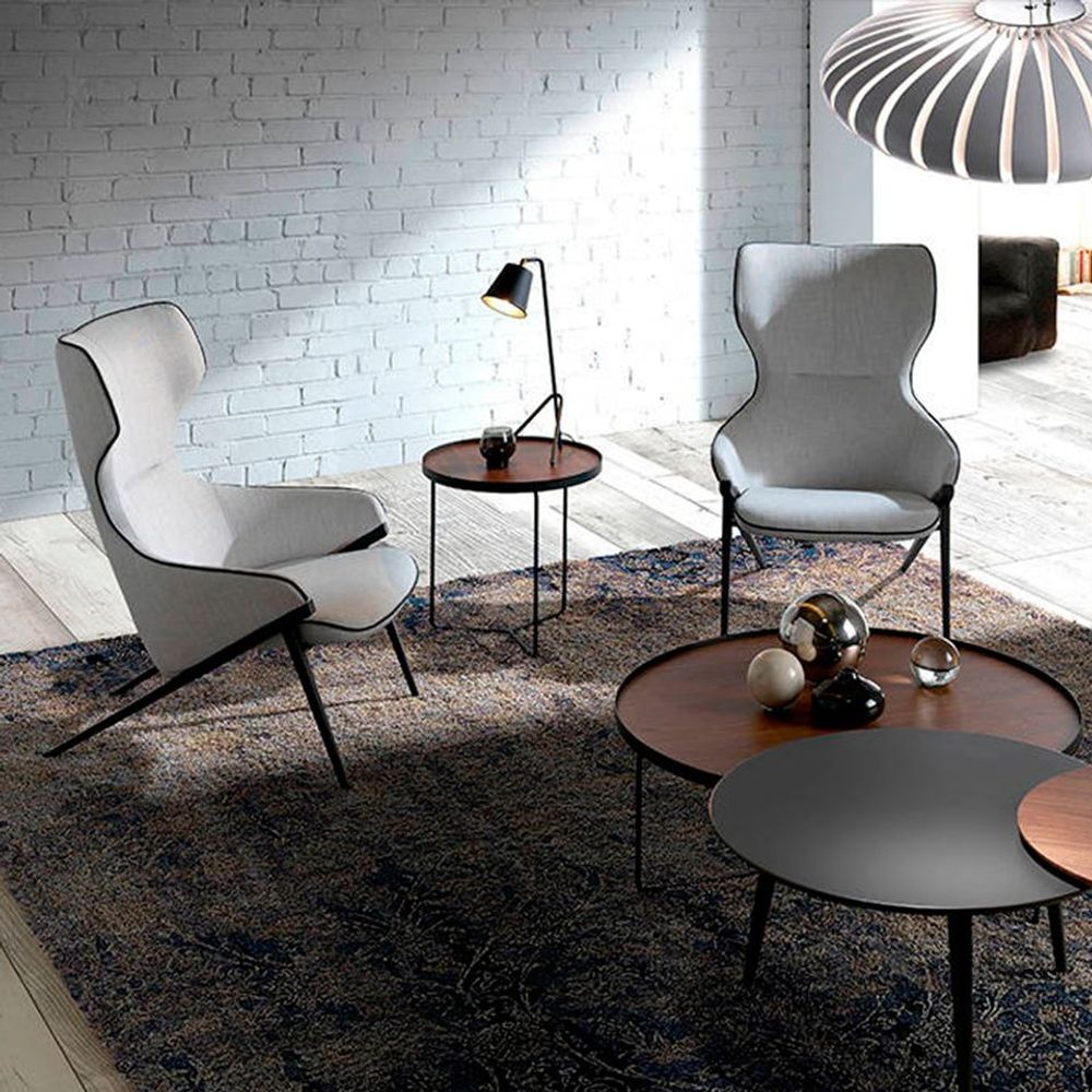 Fauteuils - Fauteuil rembourré en tissu gris avec passepoil noir - ANGEL CERDÁ