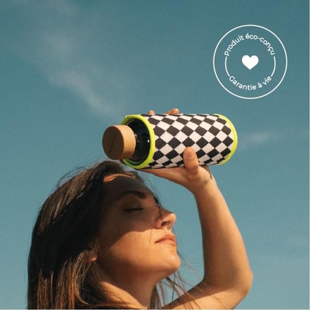 Gifts - GOURDE CHOPETTE 90' 45cl EN VERRE RECYCLÉ ET RECYCLABLE AVEC HOUSSE EXTERIEUR POLYESTER INTERIEUR MATIERE EPONGE - Imprimé losanges noirs et blancs bordure jaune - LITTLE POTS