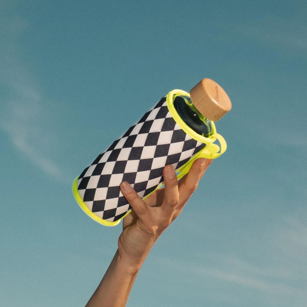 Gifts - GOURDE CHOPETTE 90' 45cl EN VERRE RECYCLÉ ET RECYCLABLE AVEC HOUSSE EXTERIEUR POLYESTER INTERIEUR MATIERE EPONGE - Imprimé losanges noirs et blancs bordure jaune - LITTLE POTS