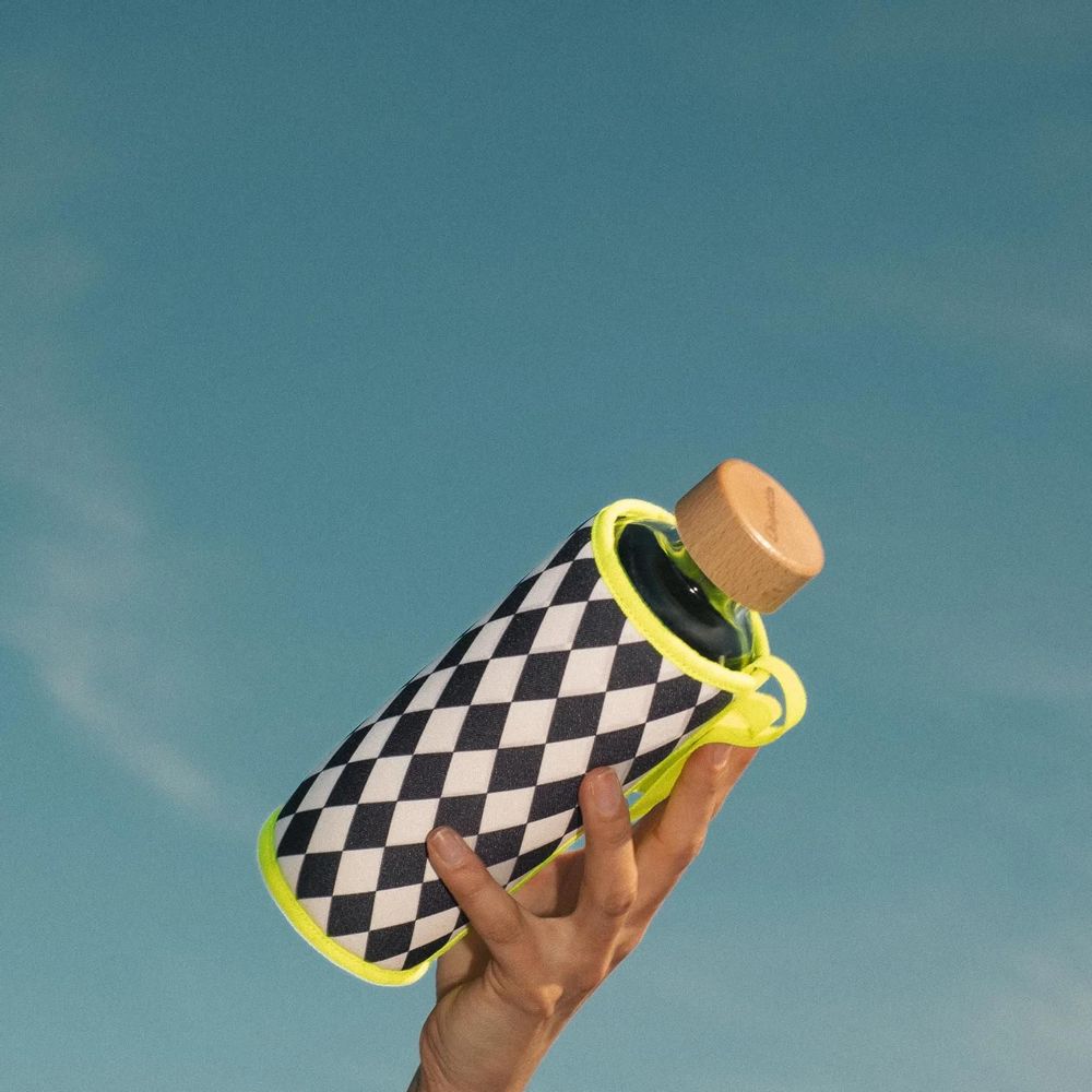 Gifts - GOURDE CHOPETTE 90' 45cl EN VERRE RECYCLÉ ET RECYCLABLE AVEC HOUSSE EXTERIEUR POLYESTER INTERIEUR MATIERE EPONGE - Imprimé losanges noirs et blancs bordure jaune - LITTLE POTS