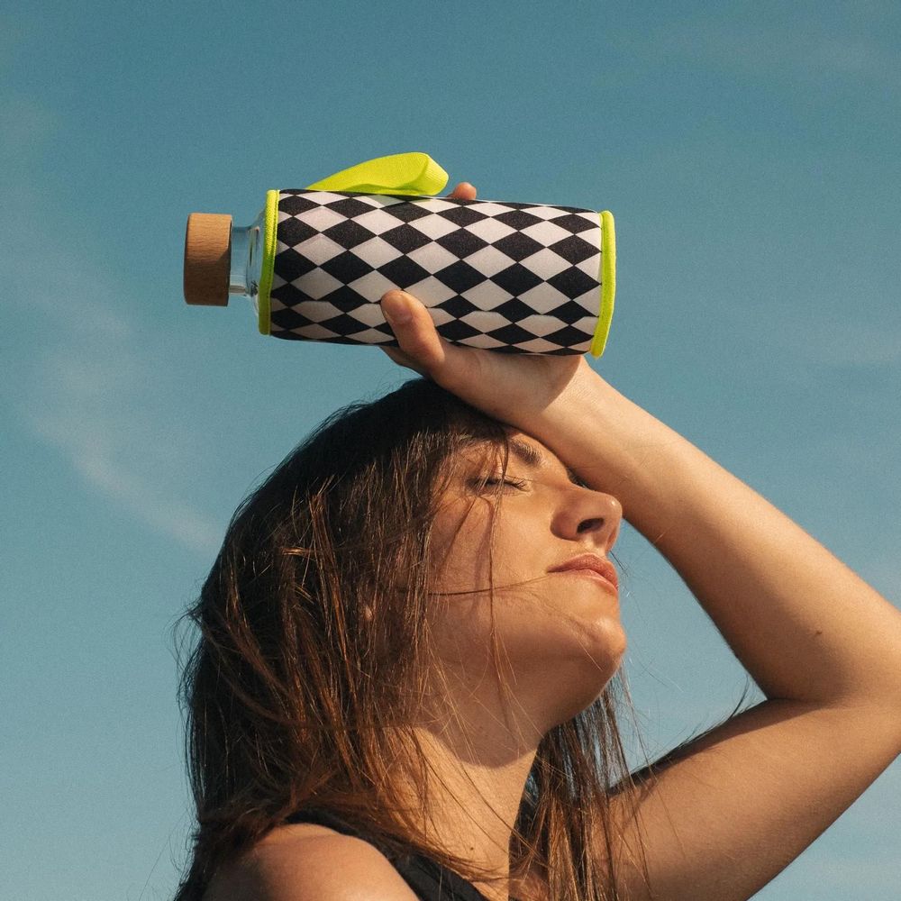 Gifts - GOURDE CHOPETTE 90' 45cl EN VERRE RECYCLÉ ET RECYCLABLE AVEC HOUSSE EXTERIEUR POLYESTER INTERIEUR MATIERE EPONGE - Imprimé losanges noirs et blancs bordure jaune - LITTLE POTS