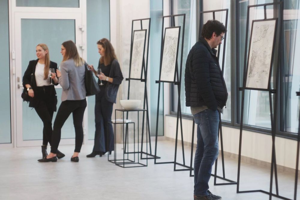 Artistic hardware - OSTAND | Modern Easel - IDDO