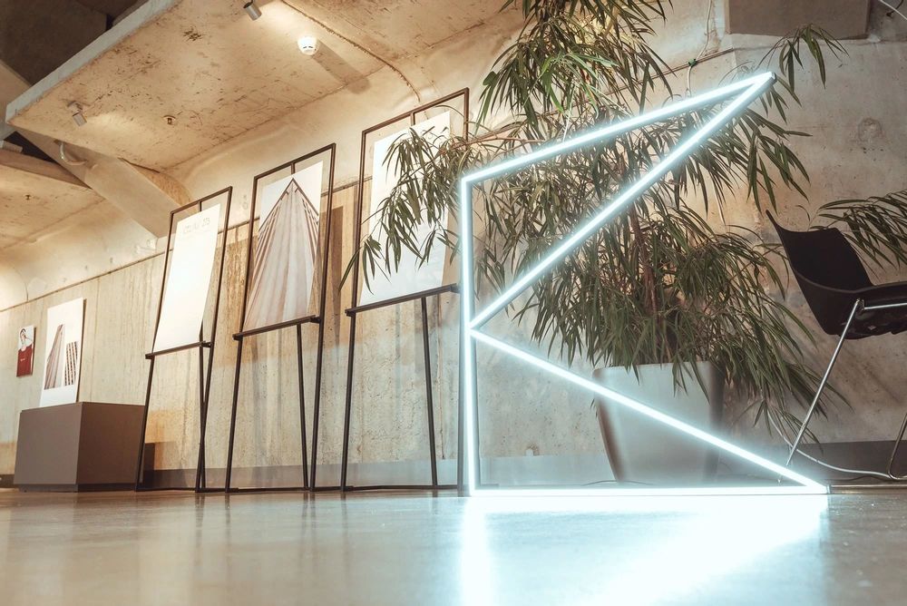 Artistic hardware - OSTAND | Modern Easel - IDDO