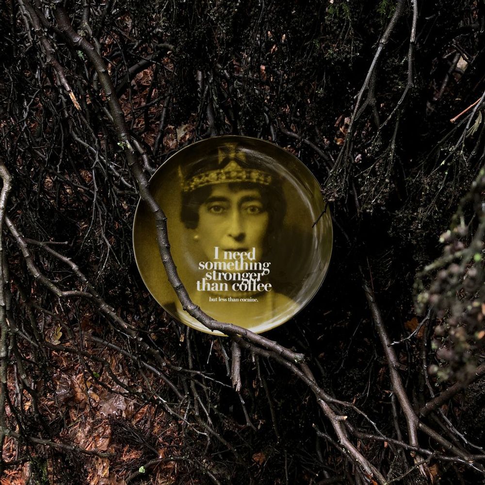 Objets de décoration - Assiette Porcelaine “I need something stronger than coffee but less than cocaine.”. - LOOL