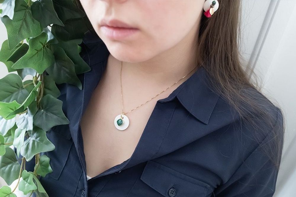 Cosmétiques - Collier olfactif "Palais Royal" en pierre naturelle facettée et céramique de Limoges à parfumer - O BY !OSMOTIK