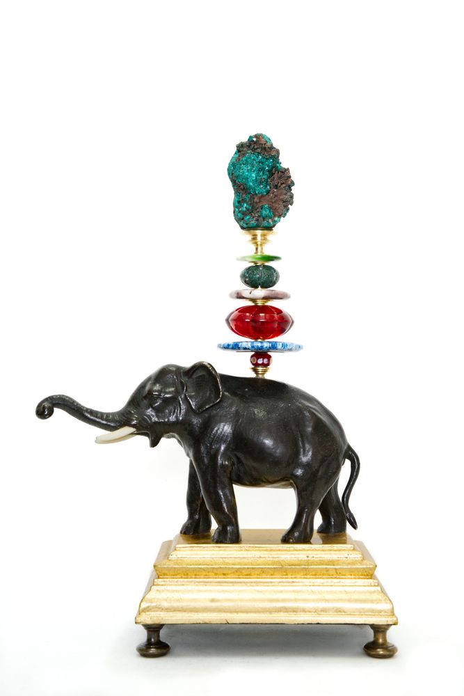 Pièces uniques - Eléphant, tronc surélevé, base à feuilles d'or - DUPONT BERLIN