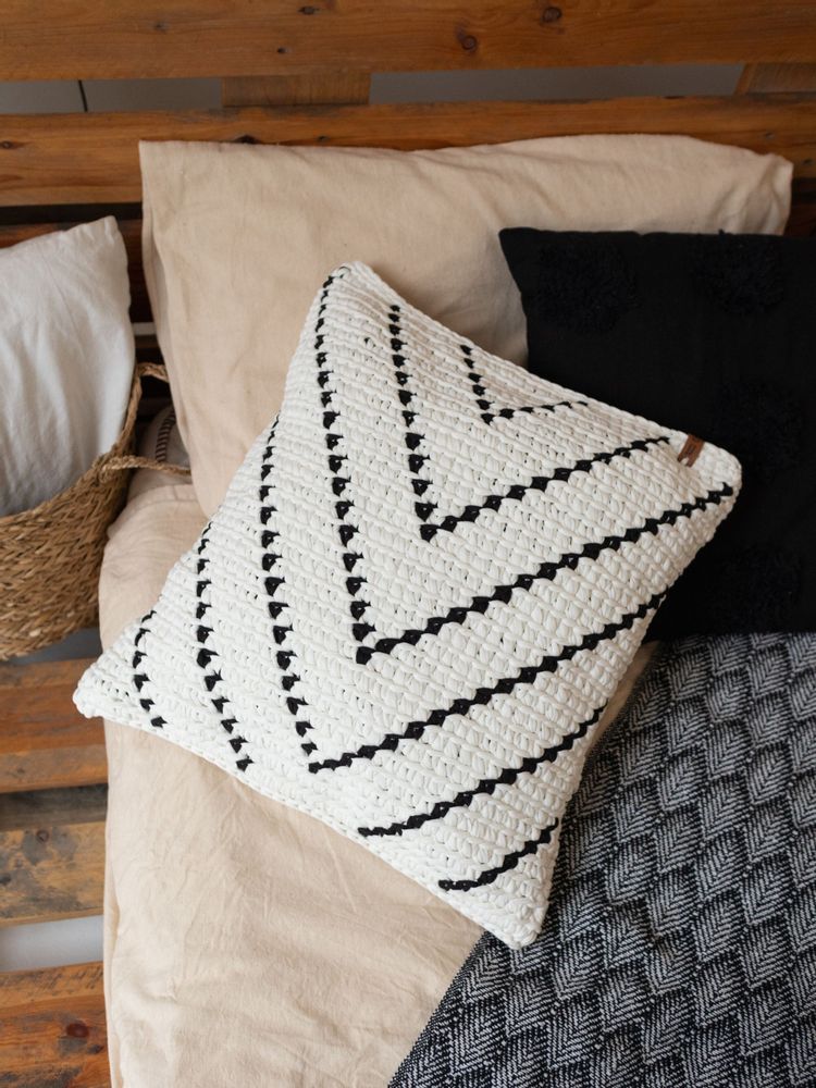 Cushions - Crocheted rectangular cushion - ANZY HOME