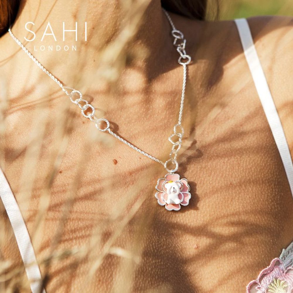 Bijoux - COLLIER À BRELOQUES AVEC PENDENTIF EN FORME D'OURS CAMÉLIA SAHI - SAHI LONDON