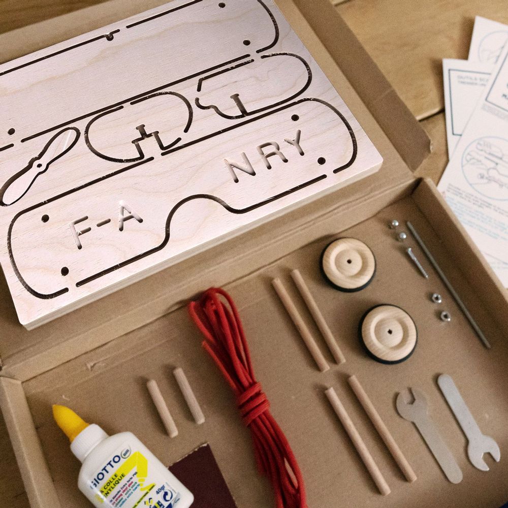 Children's arts and crafts - Saint Ex’s plane, a wooden plane to build and decorate - MANUFACTURE EN FAMILLE