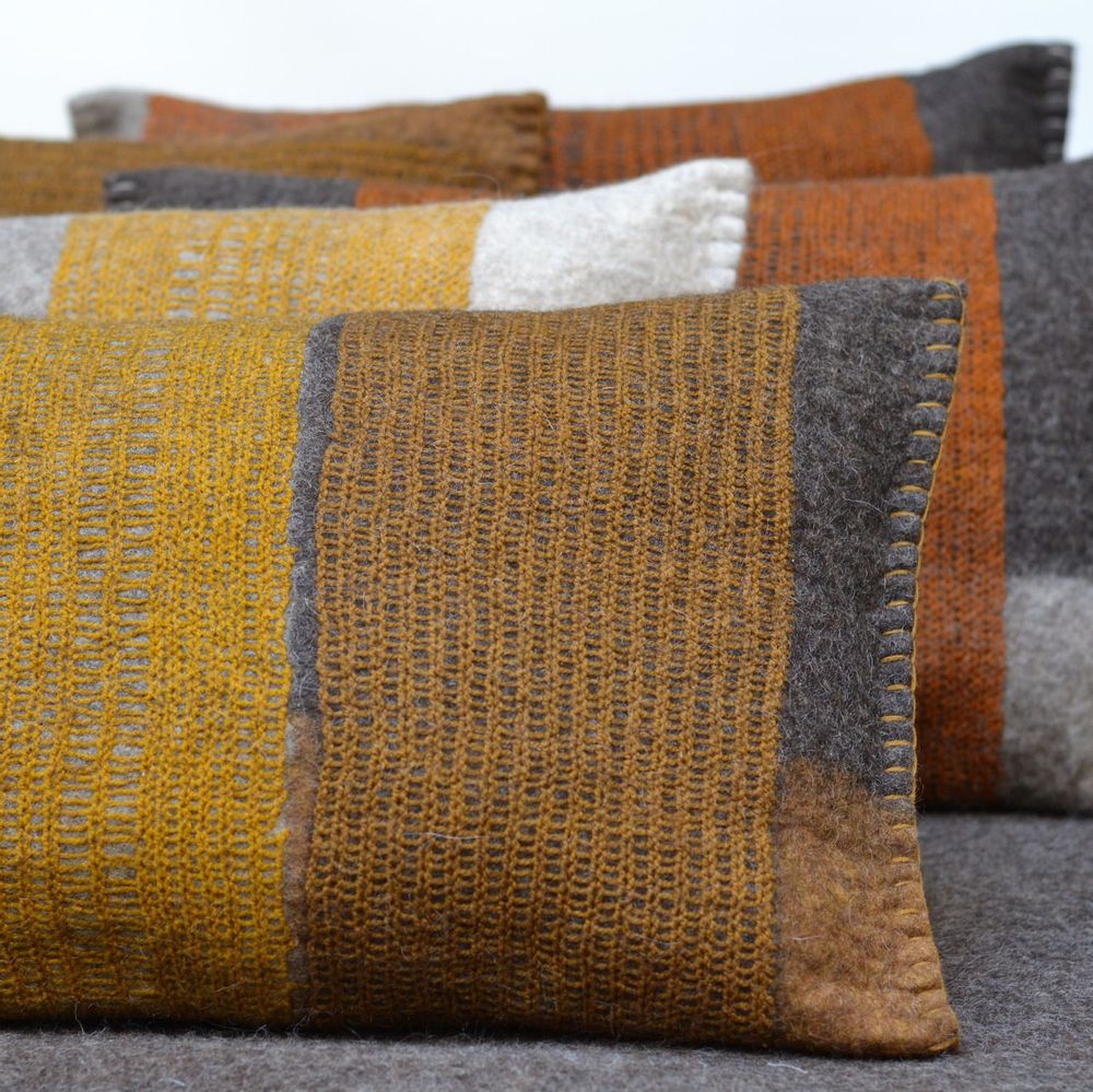 Cushions - Coussins en feutre de laine fait-main - GHISLAINE GARCIN MAILLE&FEUTRE