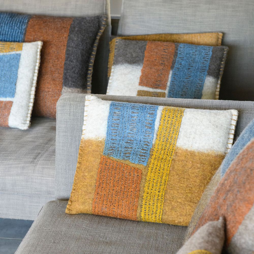 Cushions - Coussins en feutre de laine fait-main - GHISLAINE GARCIN MAILLE&FEUTRE