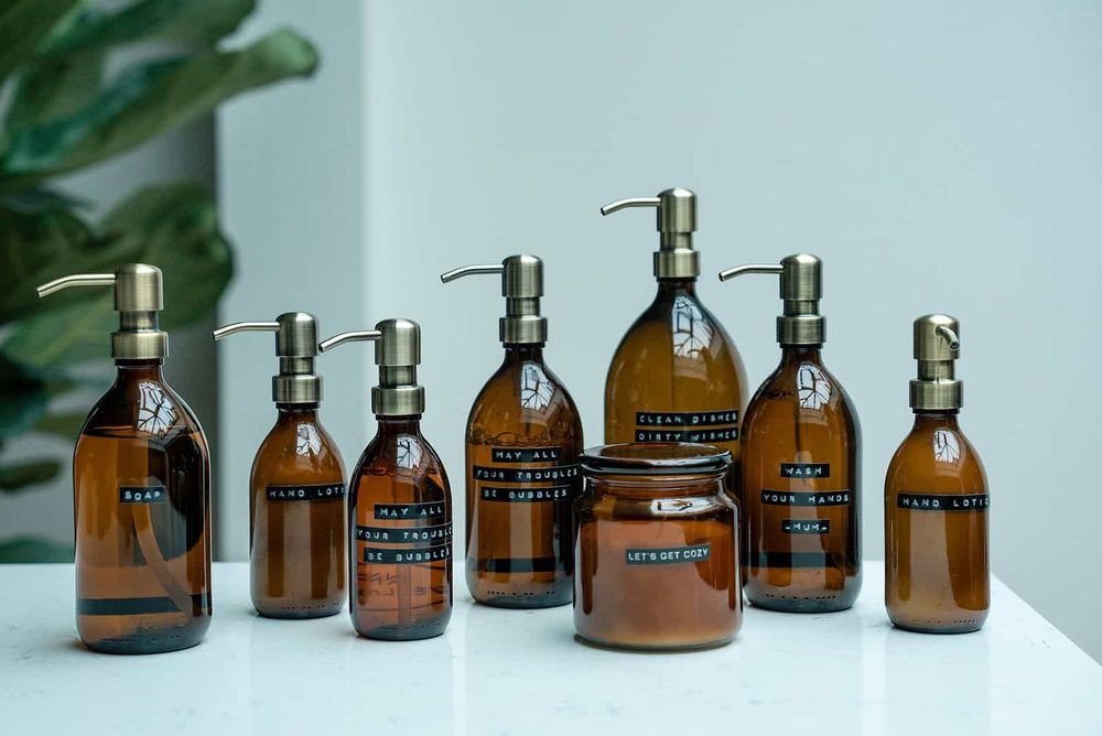 Savons - Savon à mains bambou verre ambré pompe en laiton 500 ml « Que tous vos problèmes soient des bulles » - WELLMARK