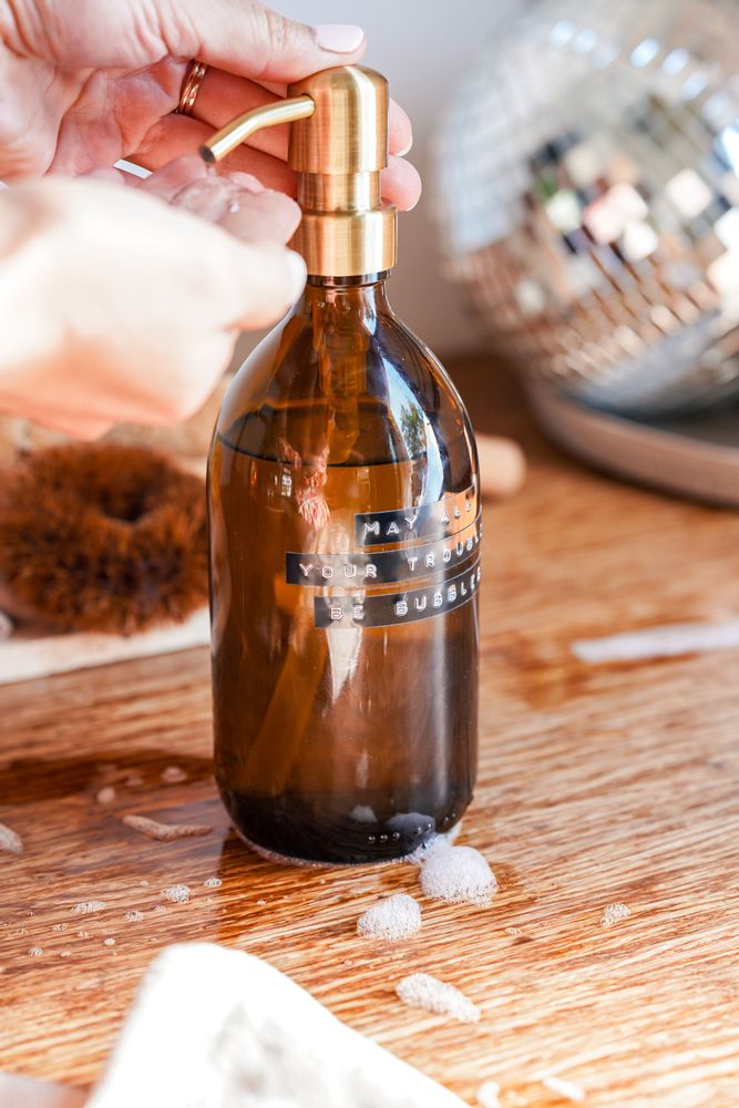 Savons - Savon à mains bambou verre ambré pompe en laiton 500 ml « Que tous vos problèmes soient des bulles » - WELLMARK
