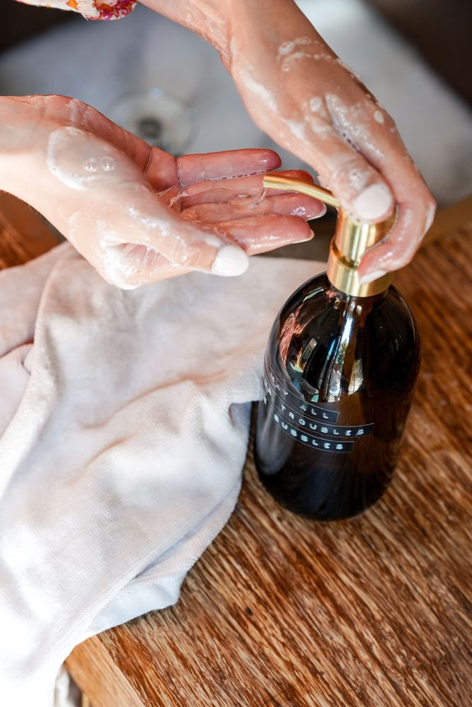 Savons - Savon à mains bambou verre ambré pompe en laiton 500 ml « Que tous vos problèmes soient des bulles » - WELLMARK